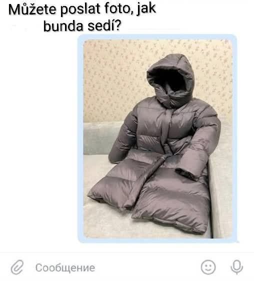 Vtipný obrázok bundy usadenej na gauči, vytvárajúci dojem, že bunda sama sedí.