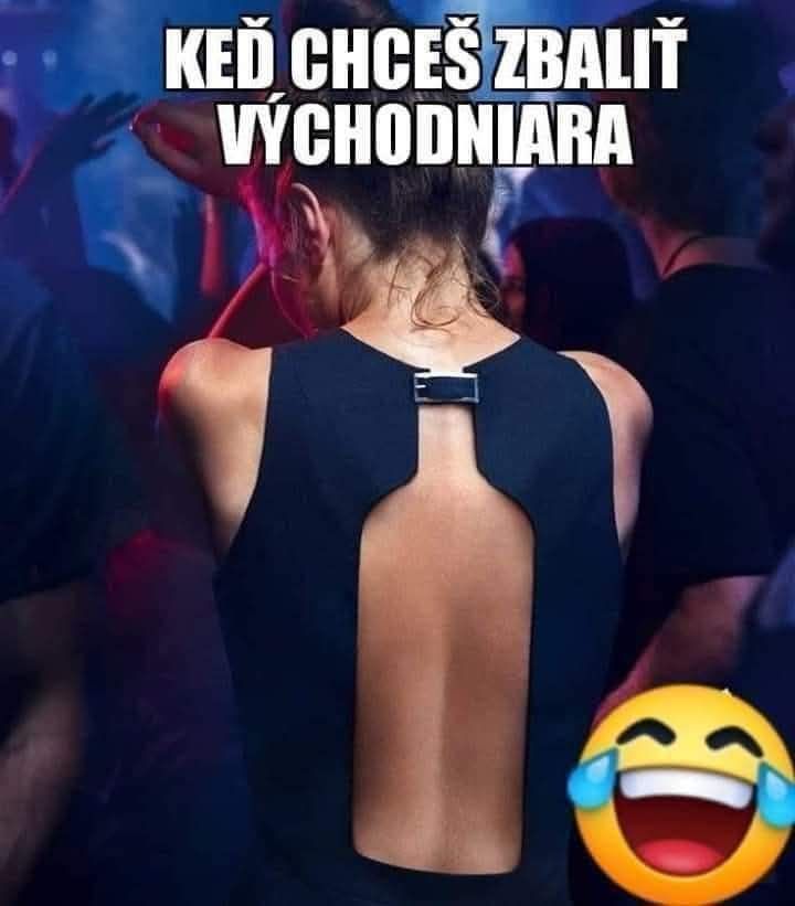 Žena v štýlových šatách na diskotéke so zábavnou poznámkou o východniarovi.