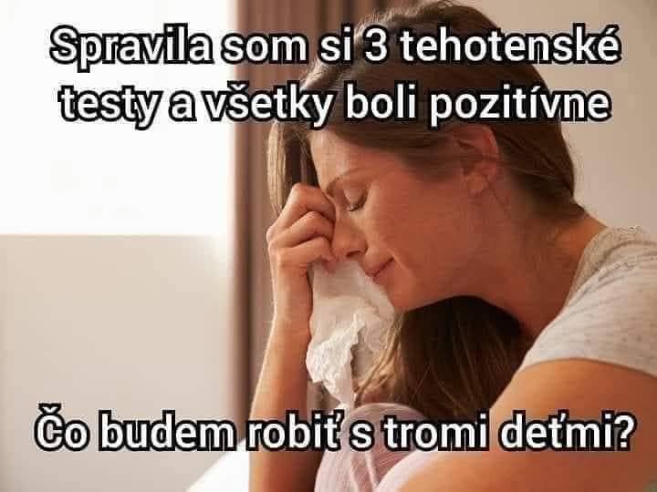 Žena so slzami drží obrúsok po pozitívnom výsledku tehotenských testov, zamýšľa sa nad budúcnosťou s deťmi.