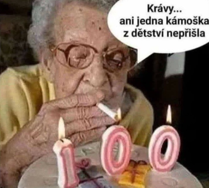 Starenka so sviečkami v tvare „100“ na torte fajčí cigaretu s vtipným textom v bublinche.