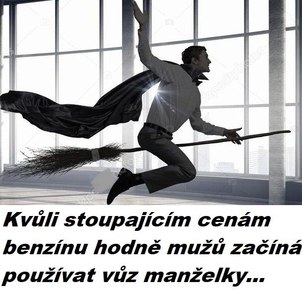 Muž na metle v kancelárii s nápisom o stúpajúcich cenách benzínu. Humorný pohľad na alternatívne prepravné prostriedky.