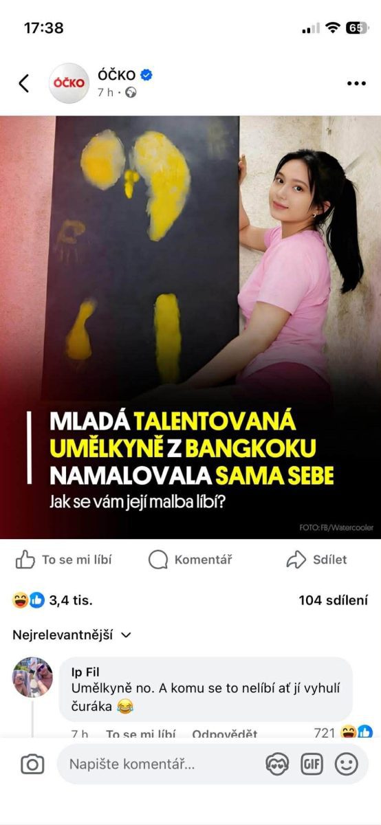 Mladá umelkyňa s obrazom v žlto-čiernych odtieňoch predstavuje svoje dielo. Ako sa vám jej maľba páči?