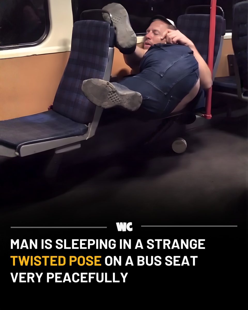 Muž spí na autobusovom sedadle v neobvyklej skrútenej polohe.