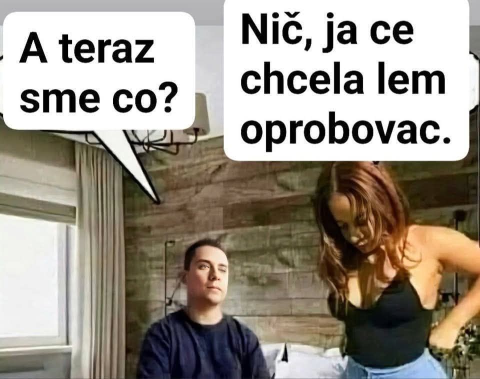 Ložnicová scénka: Muž so zmäteným výrazom sedí, žena v čiernom topu s úsmevom stojí a niečo odpovedá.
