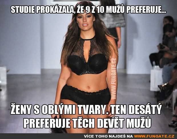 Modelka na móle v čiernom prádle, text odhaľuje preferencie mužov ohľadom ženských tvarov.