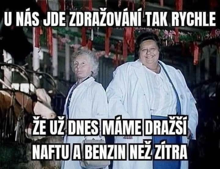Dvaja ľudia v bielych plášťoch s humoristickým textom o zdražovaní pohonných látok.