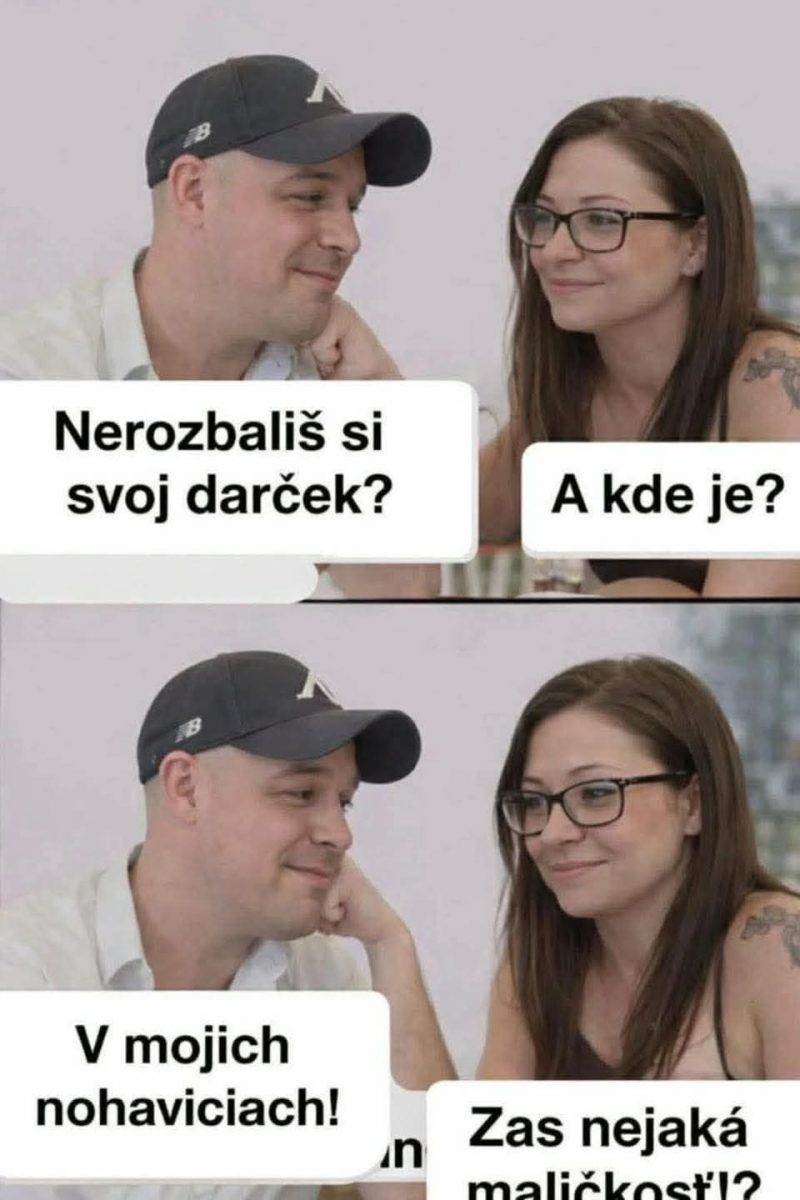 Muž s kapucňou a žena s okuliarmi žartujú o darčeku ukrytom v nohaviciach na humorný spôsob.
