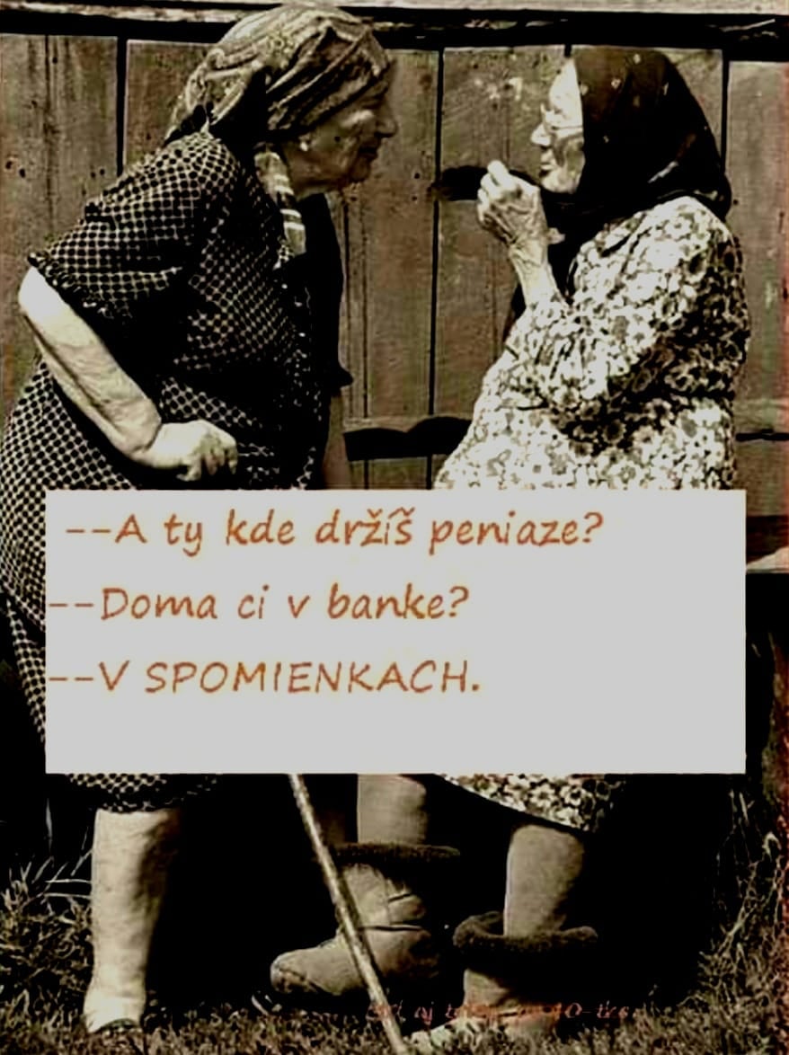 Dvaja starší ľudia sa rozprávajú pred dreveným plotom. Text: Kde držíš peniaze? - V spomienkach.