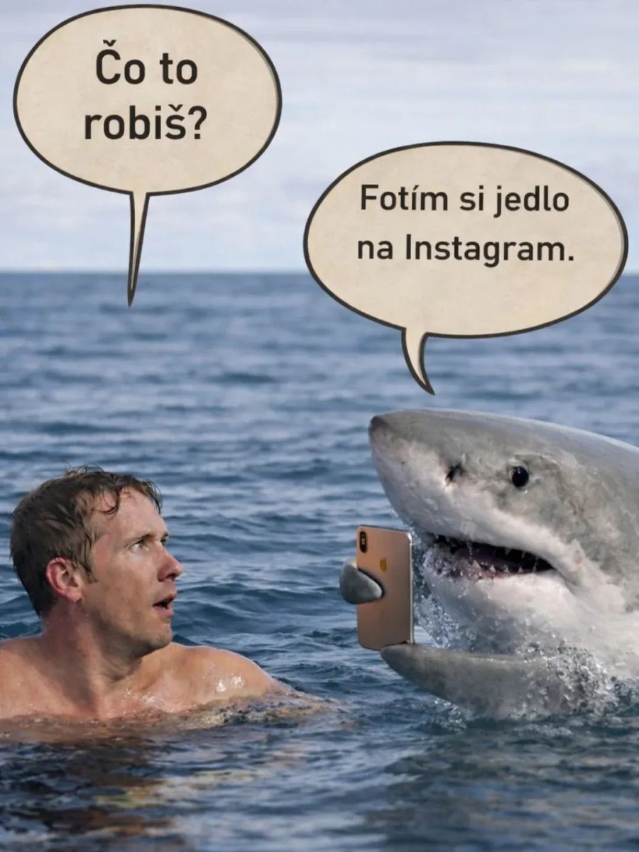 Žralok fotí mobilom plávajúceho muža, komický moment v oceáne s vtipným textom o fotení jedla na Instagram.