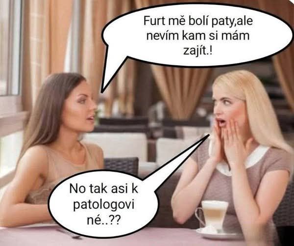 Dve ženy pri káve, jedna z nich navrhuje návštevu patológa kvôli bolestiam päty, humorná konverzácia v reštaurácii.
