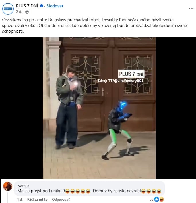 Robot v koženej bunde predvádza schopnosti na Obchodnej ulici v Bratislave.