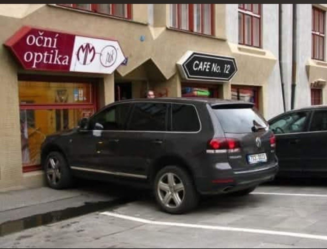 Auto zaparkované pred obchodom Oční optika a kaviarňou Cafe No. 12 vytvárajú neštandardnú situáciu.