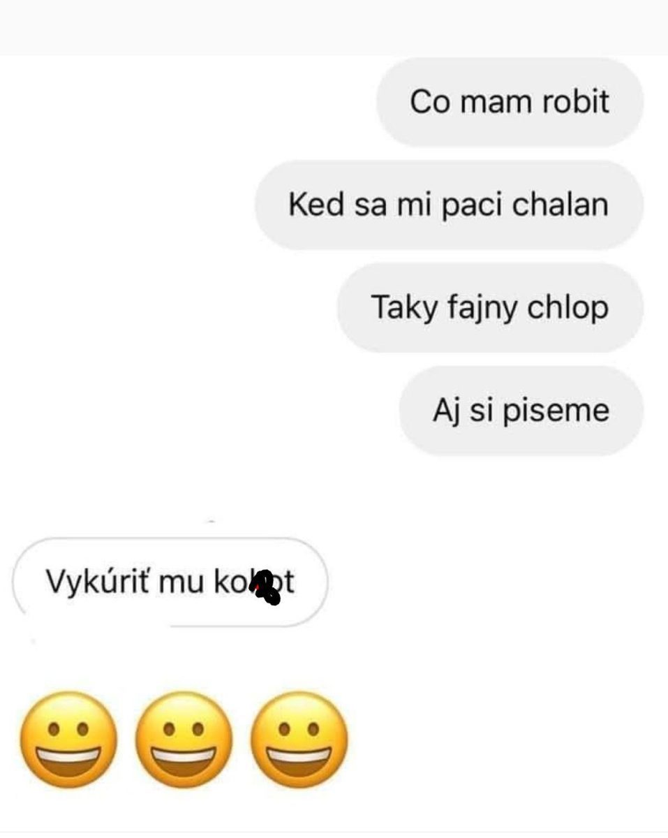 Snímka textovej konverzácie s emotikonmi, kde sa diskutuje o záujme o chlapca a odpoveď obsahuje žartovnú radu.