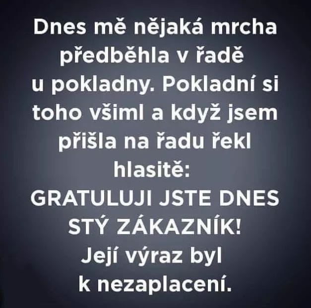 Pokladník zistil predbehnutie v rade a stou zákazníčke blahoželal k nákupu, výrazy tvárí zákazníkov boli neopísateľné.