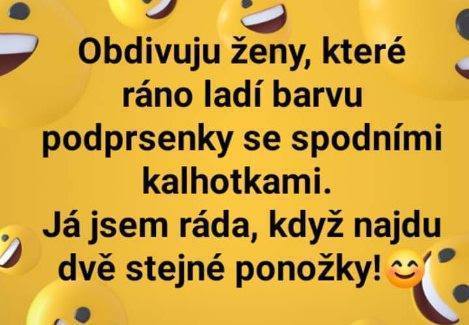 Žltý obrázok s vtipným textom o obdivovaní žien a nachádzaní rovnakých ponožiek, doplnený smajlíkmi.