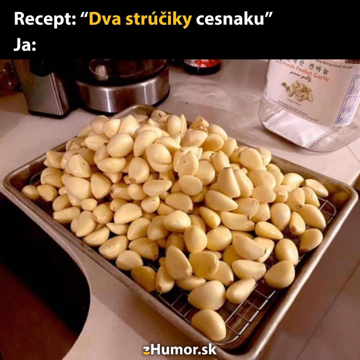 Hromada ošúpaného cesnaku na plechu, humorný twist na recept vyžadujúci iba dva strúčiky.