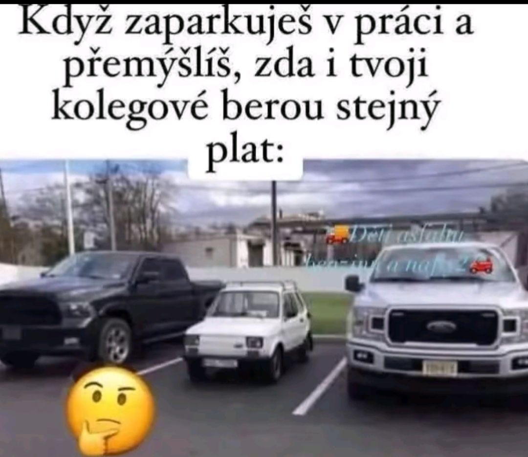 Auto medzi veľkými vozidlami na parkovisku vyjadruje pochybnosti o rovnakom plate kolegov v práci.