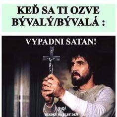 Muž drží kríž s nápisom Keď sa ti ozve bývalý/bývalá: Vypadni Satan!. Situácia s humorom na ex-partnerov.