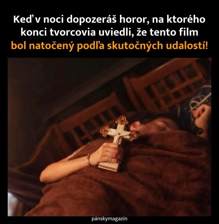 Osoba v posteli pevne drží kríž, zjavne vystrašená po sledovaní hororu údajne založeného na reálnych udalostiach.