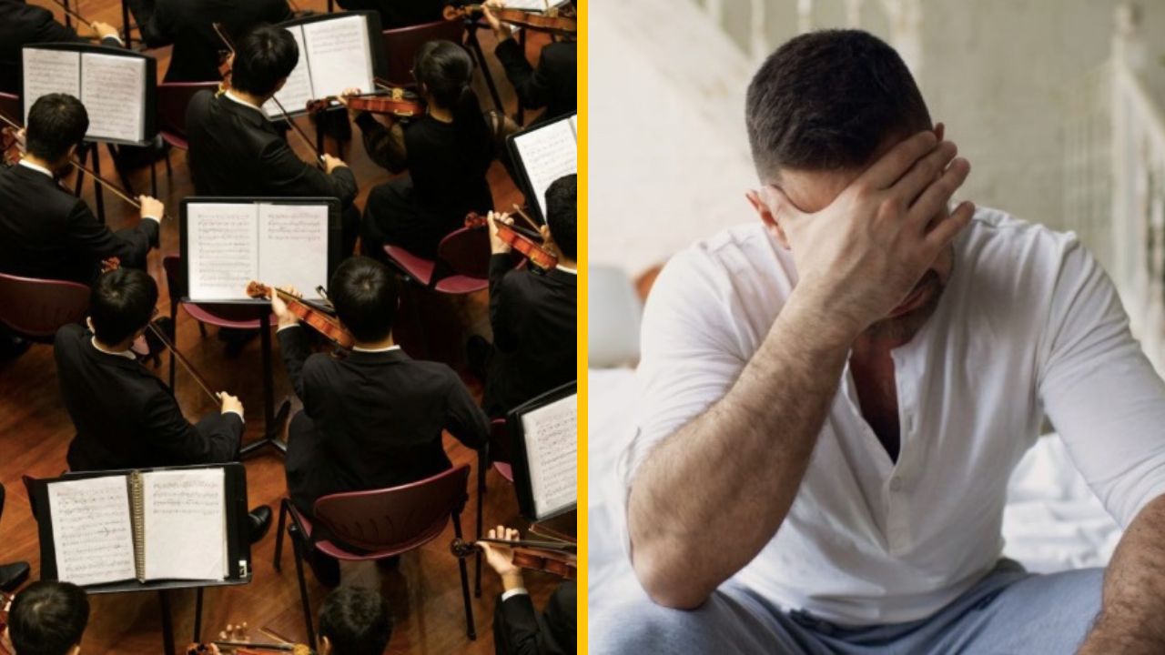 Orchester na pódiu a zamyslený muž v bielej košeli držiaci si hlavu na lavičke.