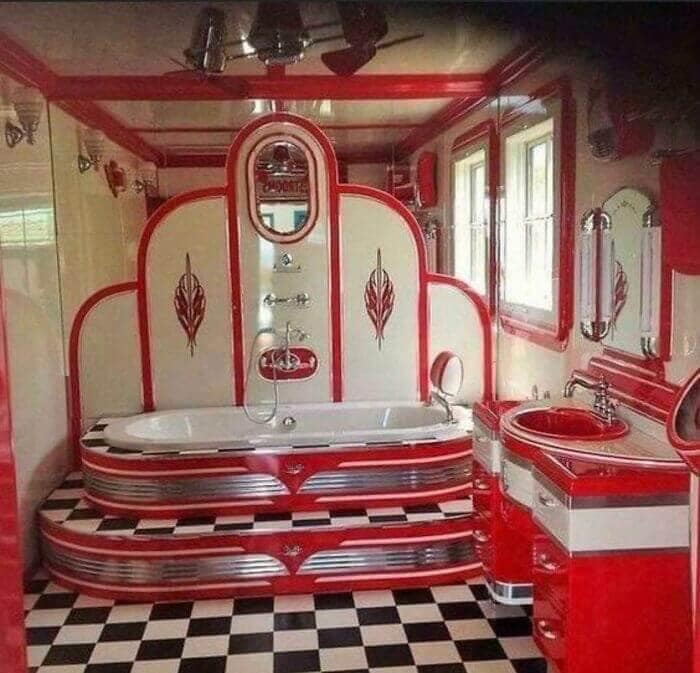 Retro kúpeľňa v červeno-bielom štýle s vaňou a šachovnicovou podlahou.