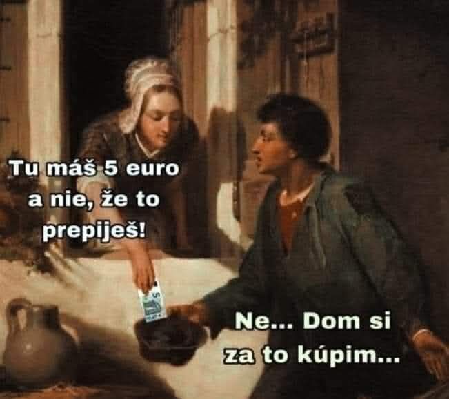Žena podáva 5 eur mužovi s vtipným komentárom o použití peňazí na niečo užitočné.