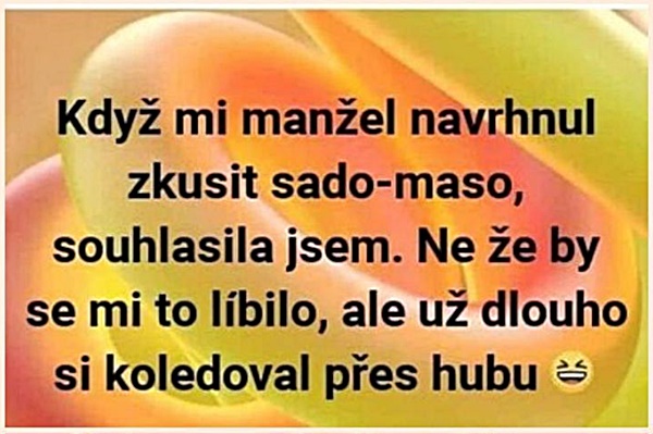 Vtipný text v češtine o návrhu na vyskúšanie sado-maso s pastelovým pozadím a smejúcim sa smajlíkom.