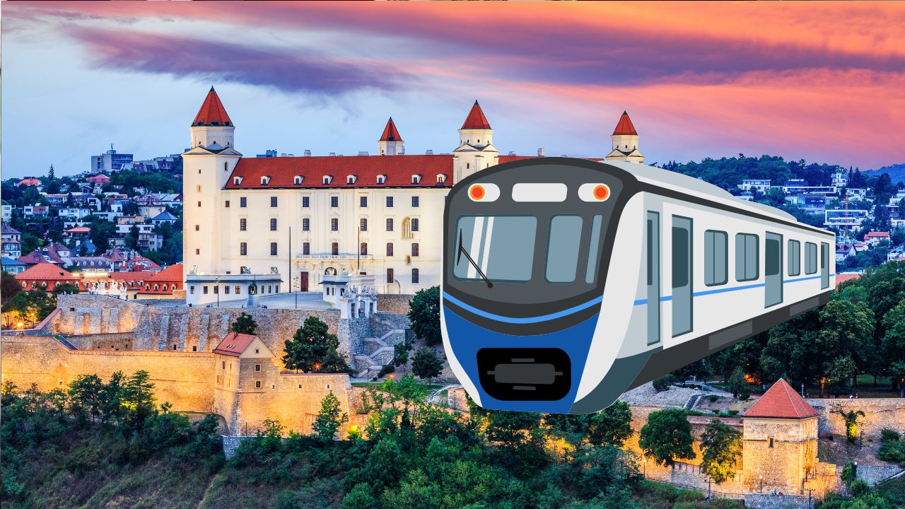 Elektrický vlak pred Bratislavským hradom pri západe slnka, scenéria Slovenska.