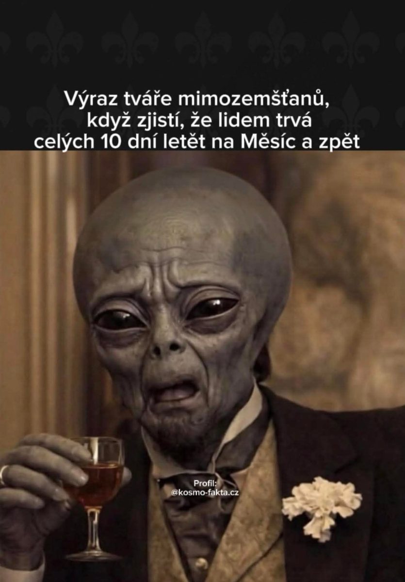 Mimozemšťan s pohárikom a vtipným výrazom, keď zistí, že let na Mesiac ľuďom trvá 10 dní.