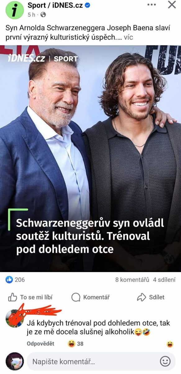 Otec a syn na športovej udalosti s úspechmi v kulturistike.
