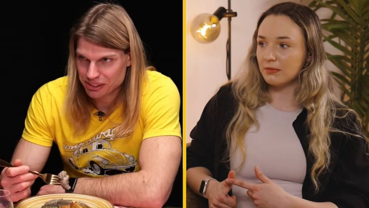 Dvaja ľudia diskutujú v interiéri, muž v žltom jedáva, žena sedí oproti v čiernobielom oblečení.