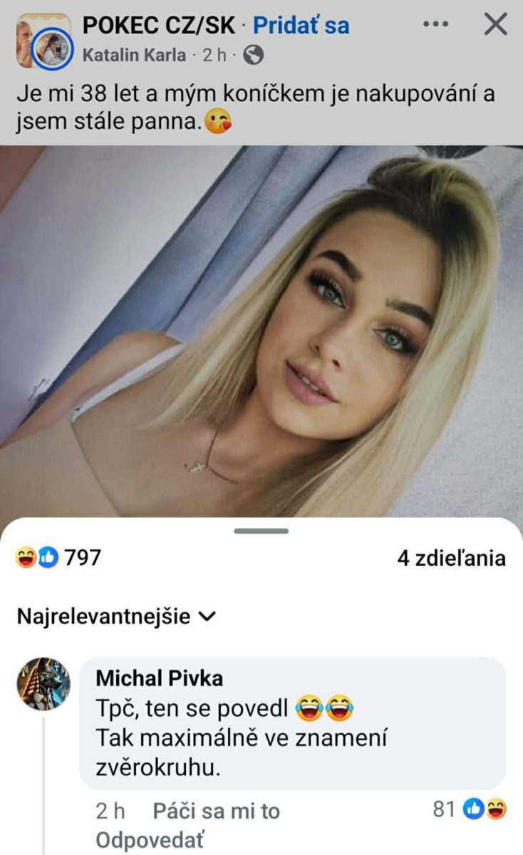 Žena s blond vlasmi a jemným make-upom sa usmieva pred modrou závesou; nadpis obsahuje humor o veku a znamení.