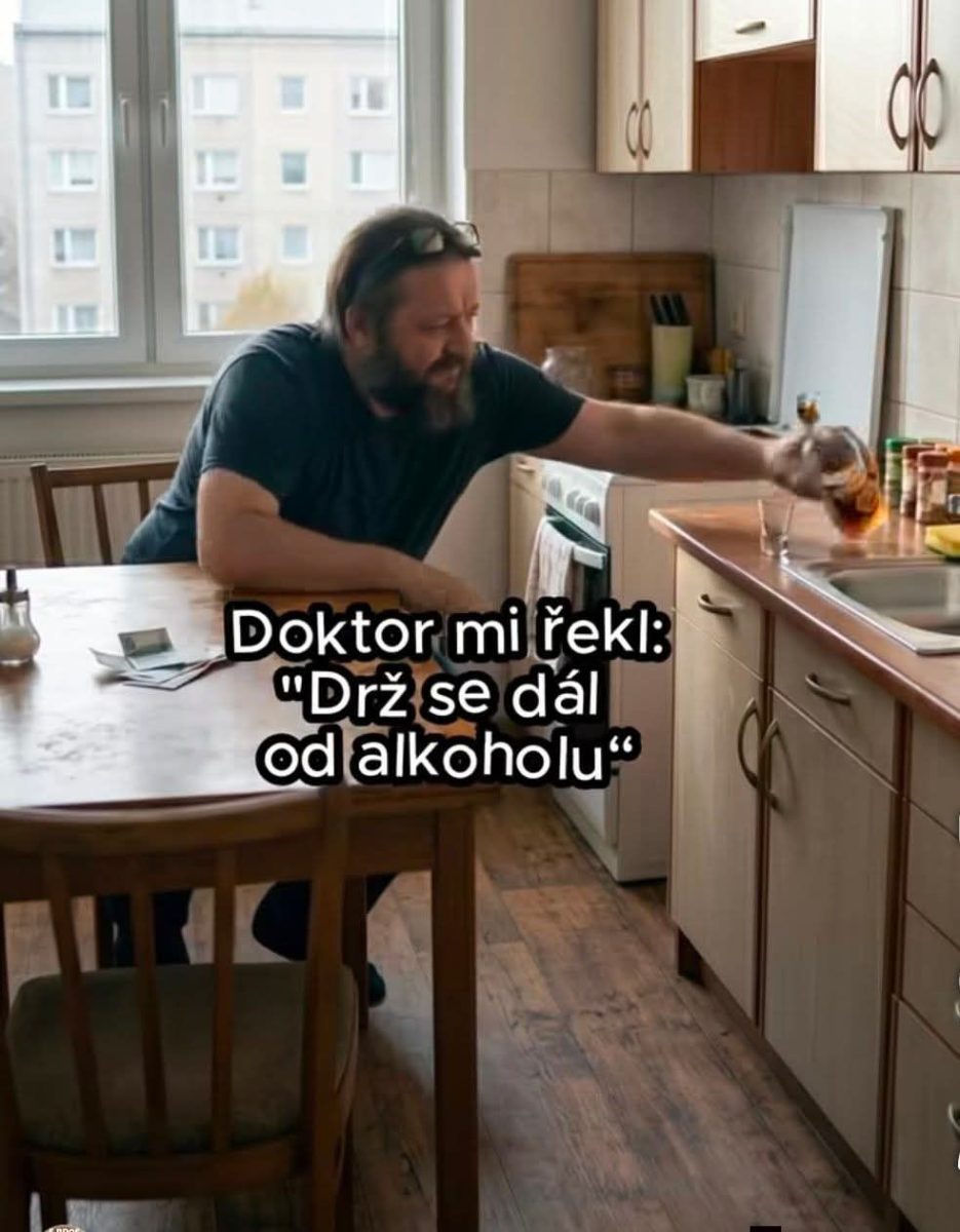 Muž v kuchyni nalieva alkohol do pohára, napriek lekárskej rade o vyhýbaní sa alkoholu.