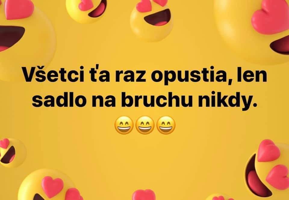Vtipný nápis o nezmeniteľnosti tuku na bruchu s emoji so srdiečkami na žltom pozadí.