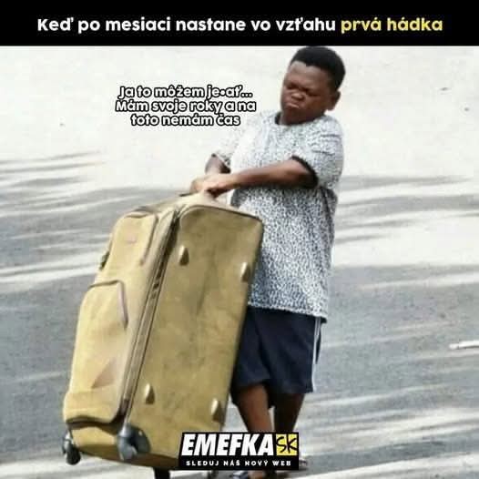 Chlapec zápasí s ťažkým kufrom, meme o prvej hádke po mesiaci vzťahu.