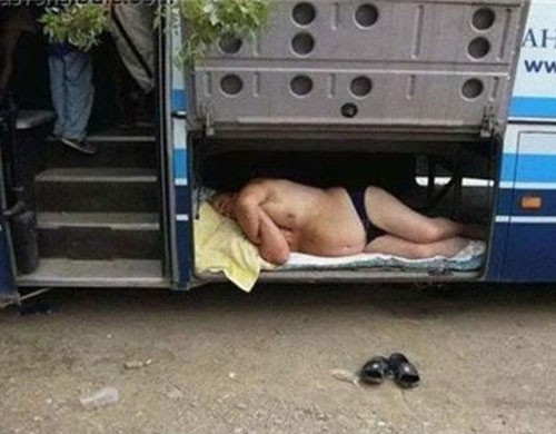 Osoba v spodnej bielizni si zdriemla v úložnom priestore autobusu, vedľa sú šľapky.