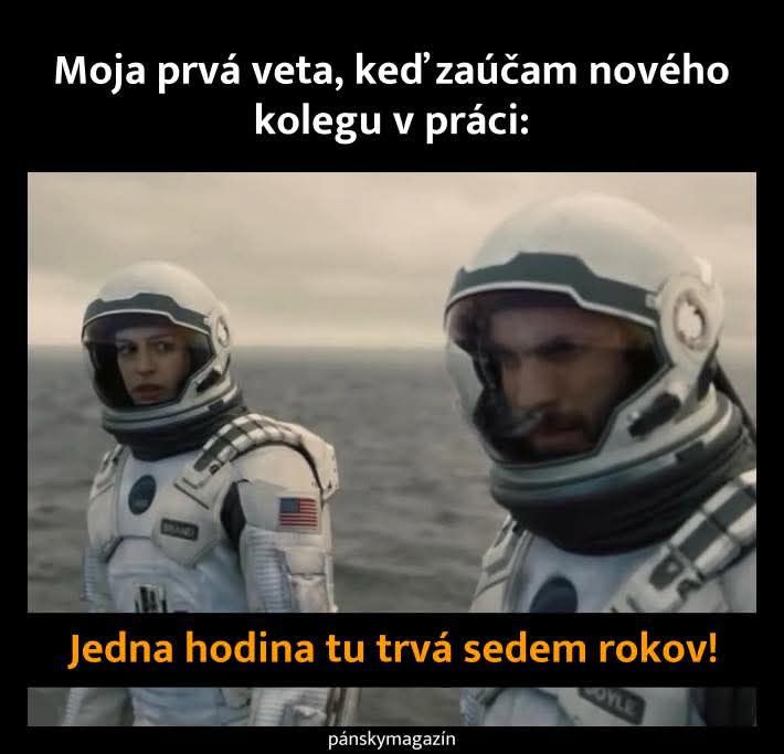 Astronauti vo vesmíre s textom: Moja prvá veta, keď zaučam nového kolegu v práci: Jedna hodina tu trvá sedem rokov!