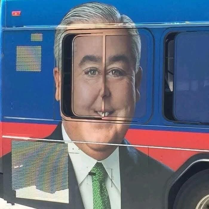Autobus s vtipne roztiahnutou reklamou, kde okno narúša portrét tváre.