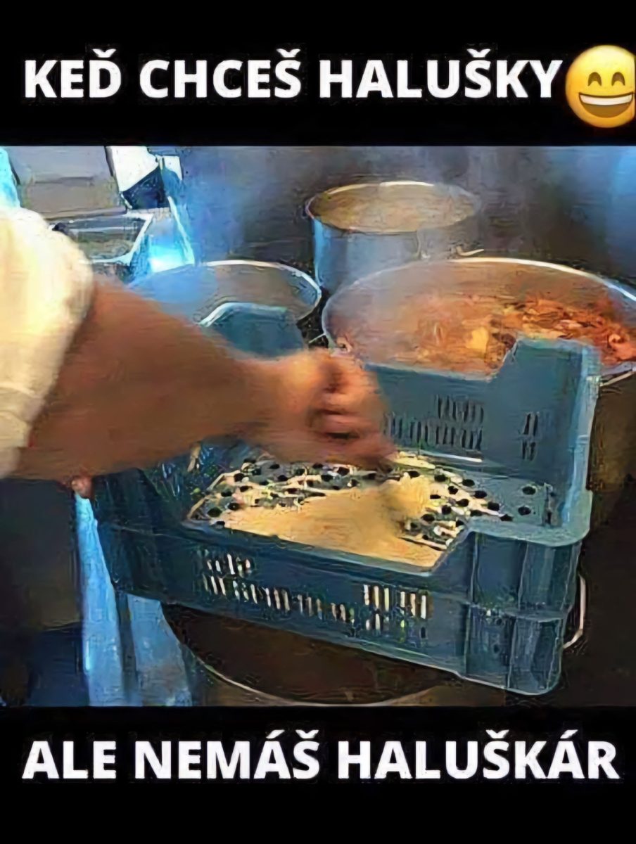 Domáca výroba halušiek v prorobenej plastovej prepravke, keď chýba tradičný haluškár na prípravu.