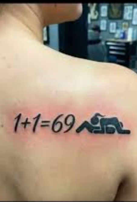 Litografie na chrbte so symbolom 1+1=69, zobrazujúca kreatívny a hravý dizajn.
