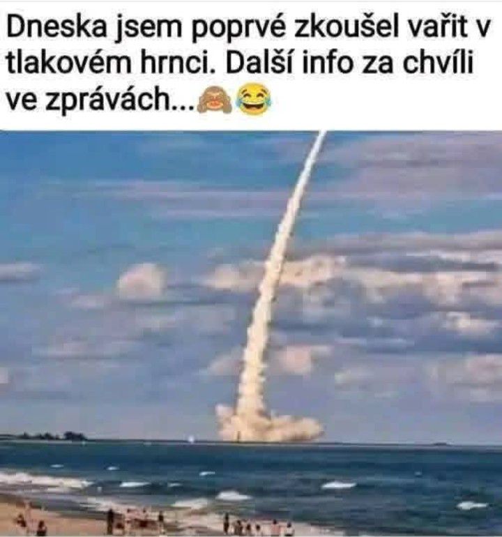 Obrázok ukazuje vtipný text o prvom varení v tlakovom hrnci s obrázkom stúpajúceho dymu nad morom.
