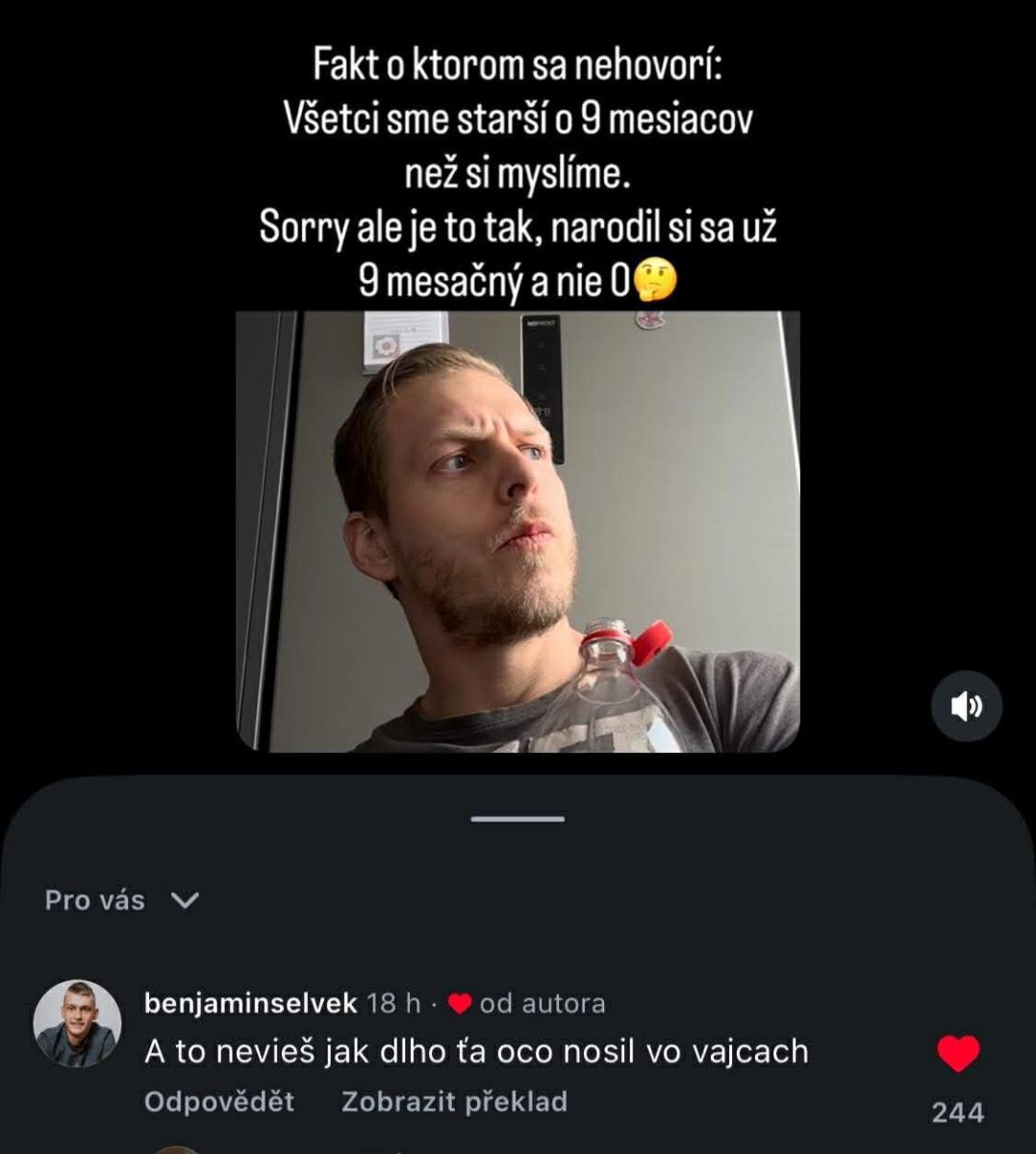 Muž premýšľa o veku a nesprávnom výpočte narodenia, keďže sme starší o 9 mesiacov od počatia.