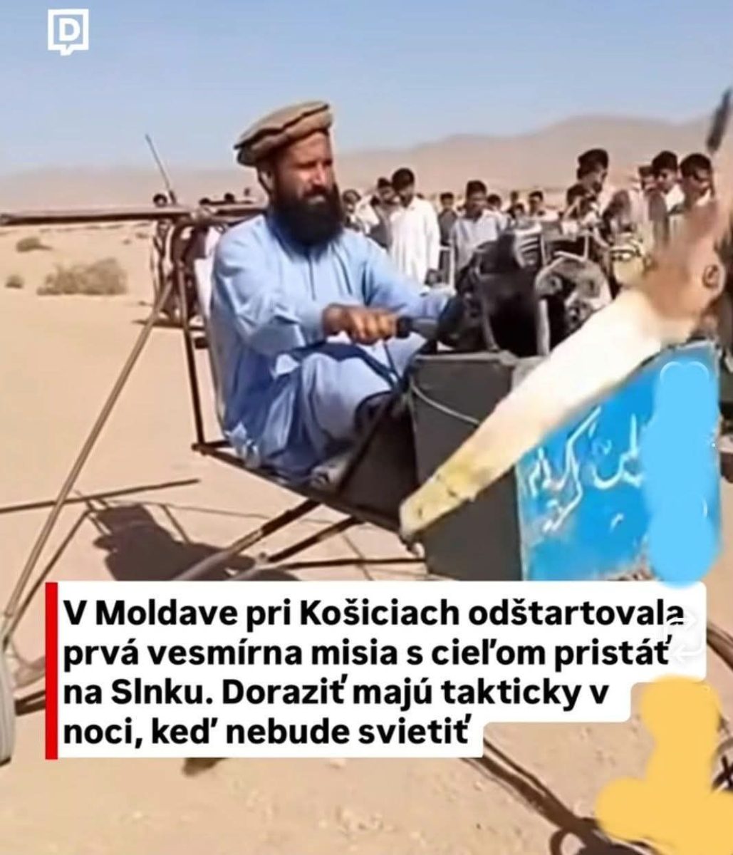 Muž sedí na improvizovanom stroji, pripravený na „vesmírnu misiu“ do slnka, vtipné dianie v púšti.