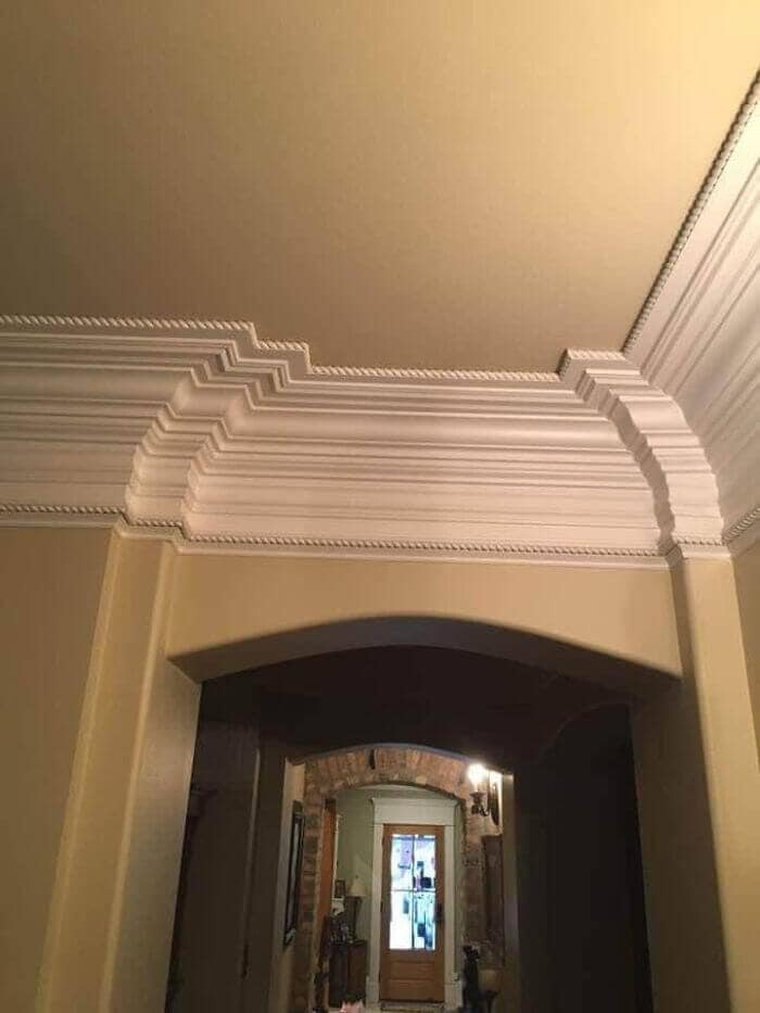 Stropná lišta v elegantnom interiéri s komplexným dizajnom a detailnými ornamentmi.