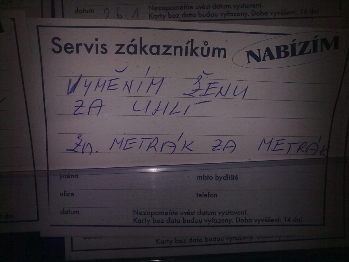 Zábavný inzerát: Vymením ženu za uhlie, metrák za metrák - neobvyklá ponuka na servisnej tabuli.