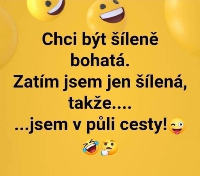 Vtipný citát o bohatstve a šialenstve s úsmevnými emotikonmi na žltom pozadí.