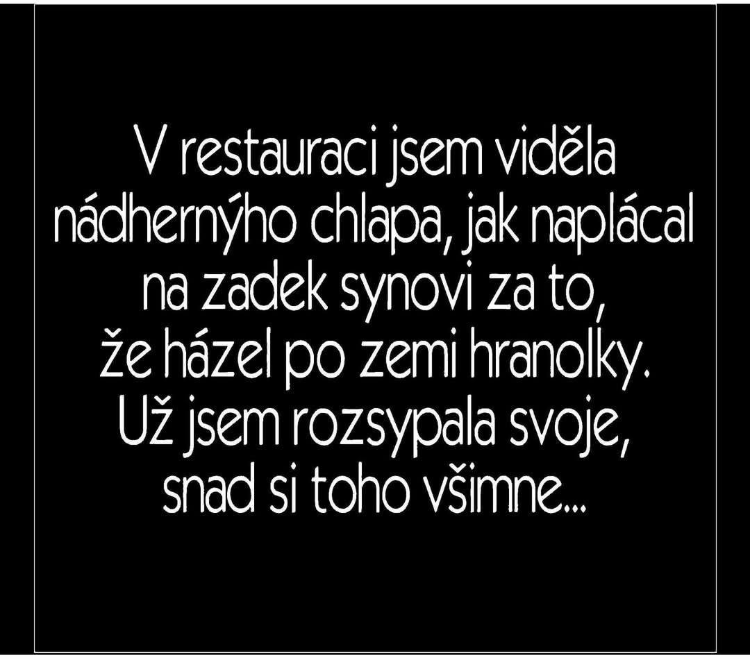 Vtipný text o situácii v reštaurácii, kde otec trestá syna za rozhadzovanie hranoliek. Duchaplná reakcia diváčky.