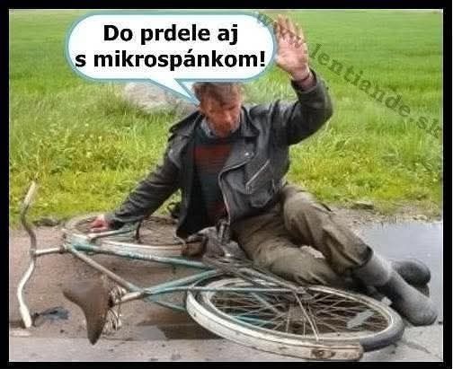 Muž spadol z bicykla do kaluže, v bublinke nad ním je text o mikrospánku.