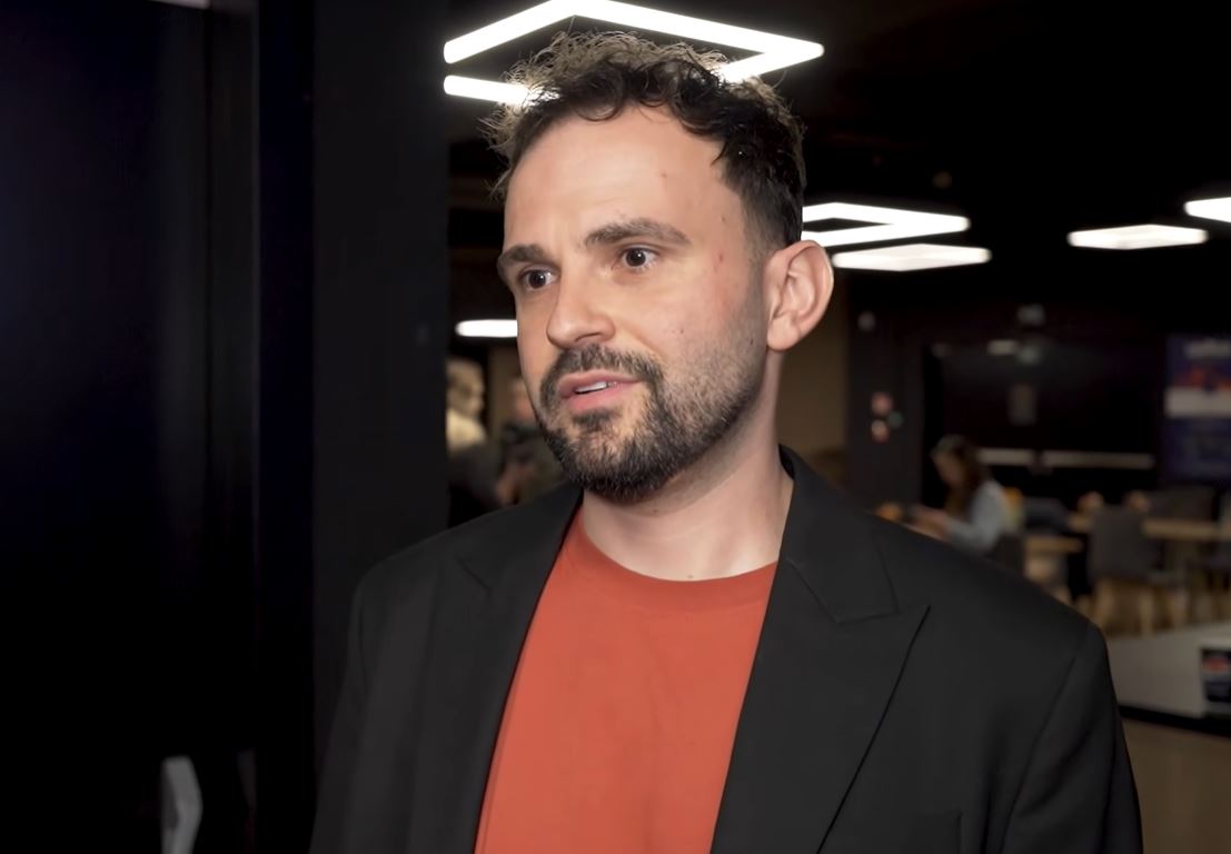 Prepáč, neviem identifikovať osoby na obrázku. Mohol by som ti však pomôcť s iným popisom alebo informáciou?