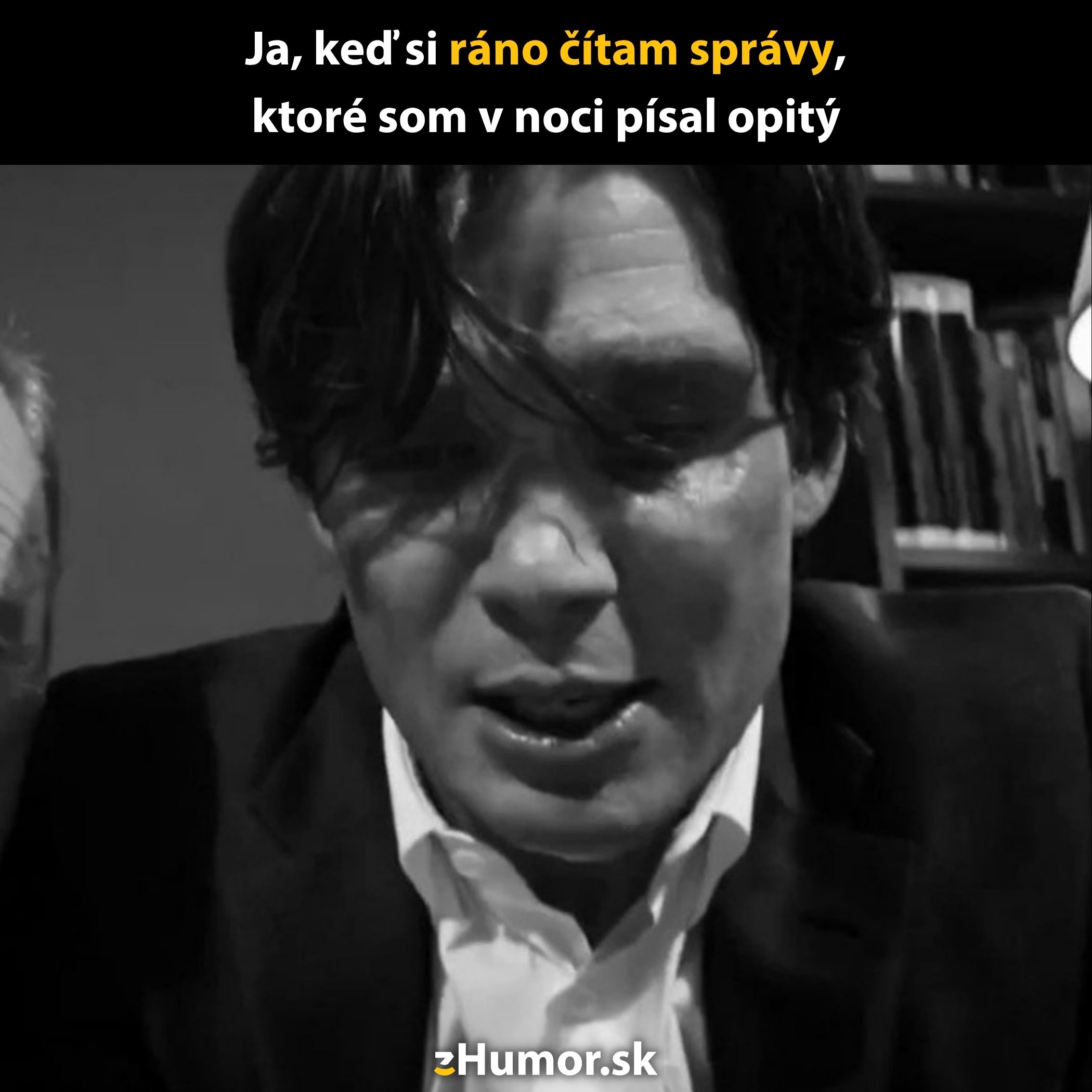 Muž v obleku smiešne reaguje na text správy, ktorú v noci napísal opitý; komická situácia zo zlomok filmu.